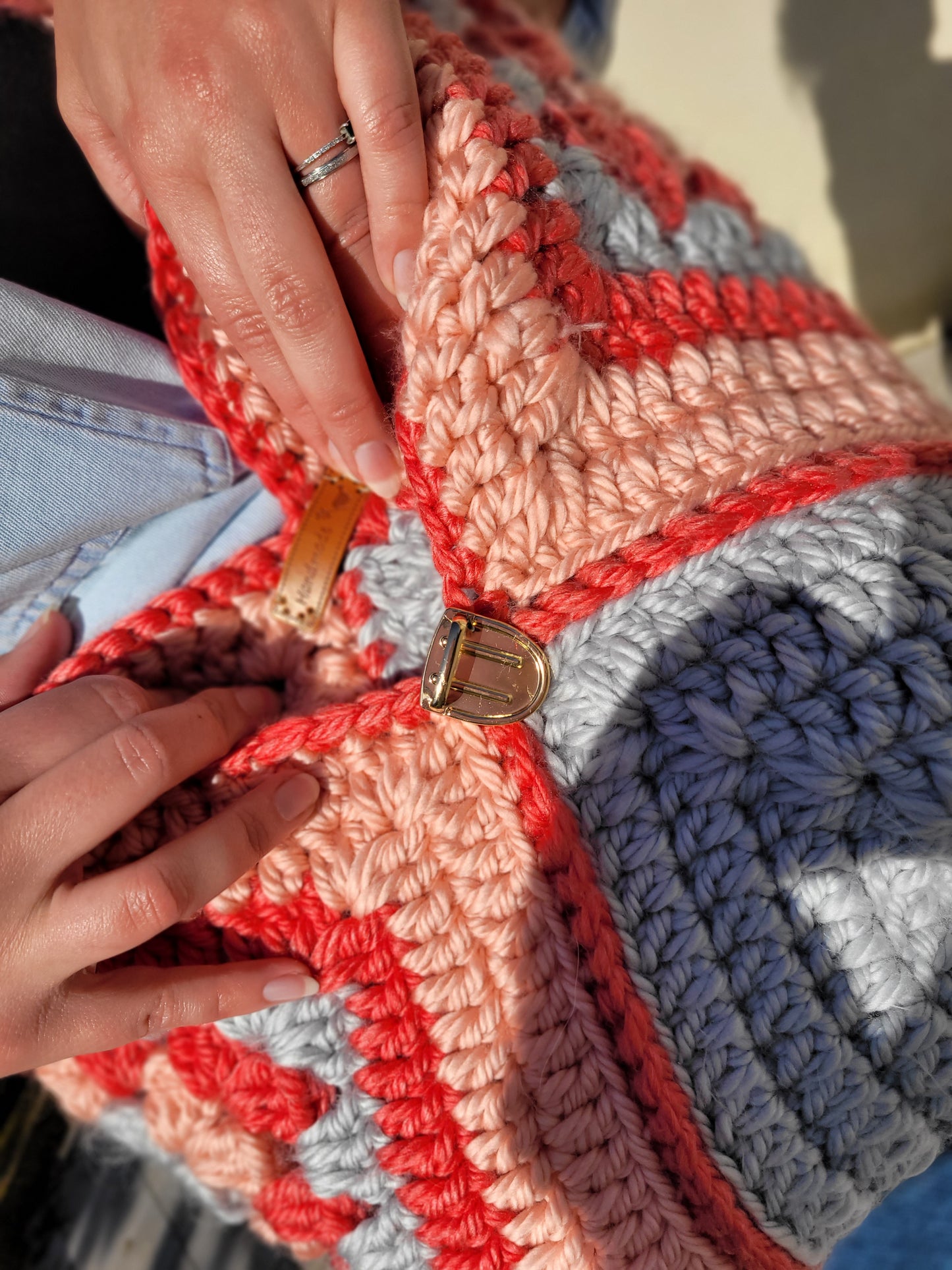 132-Sac besace gris et corail