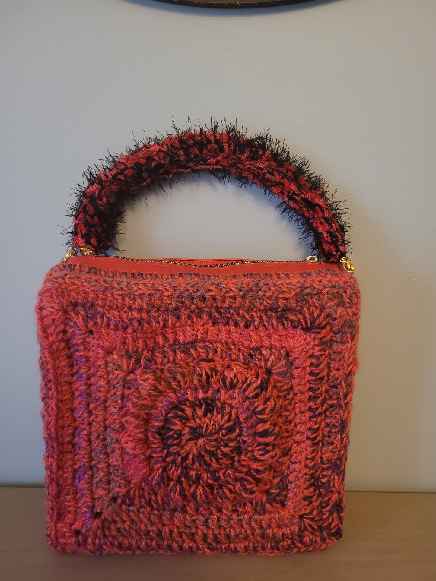 102-Sac carré rouge et noir
