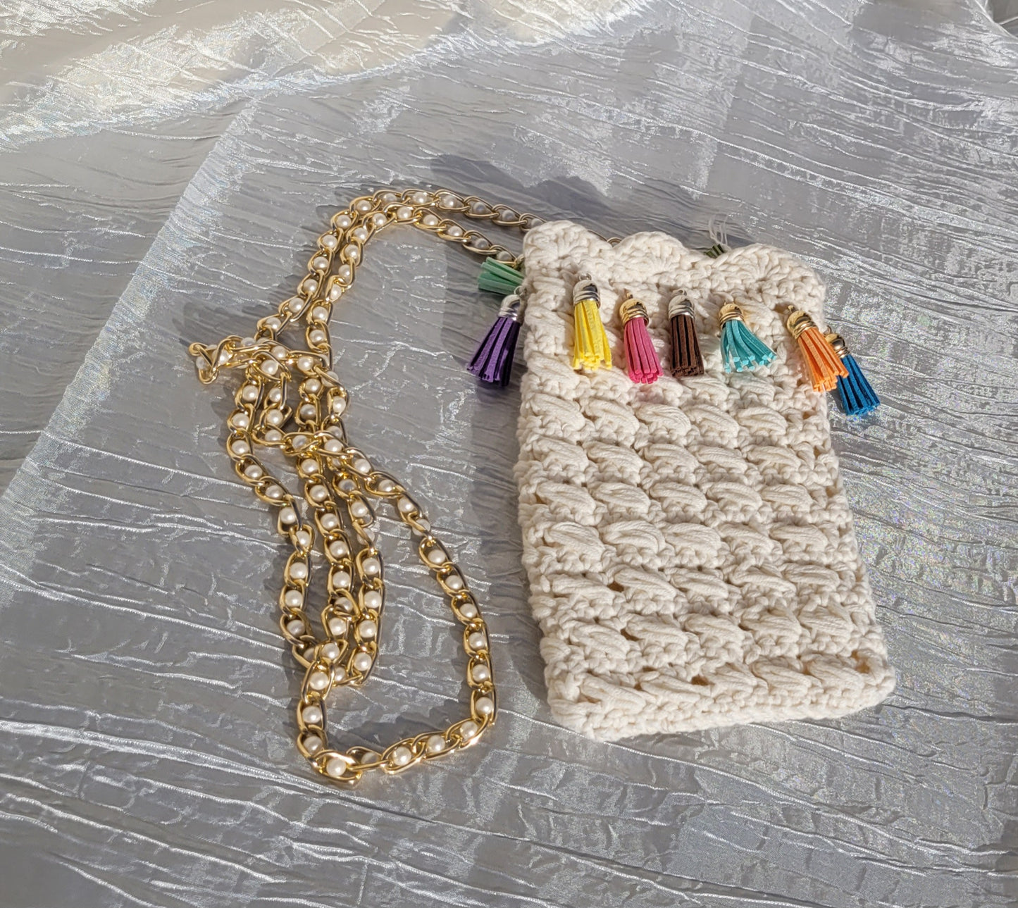 210-Pochette blanc crème à glands multicolores