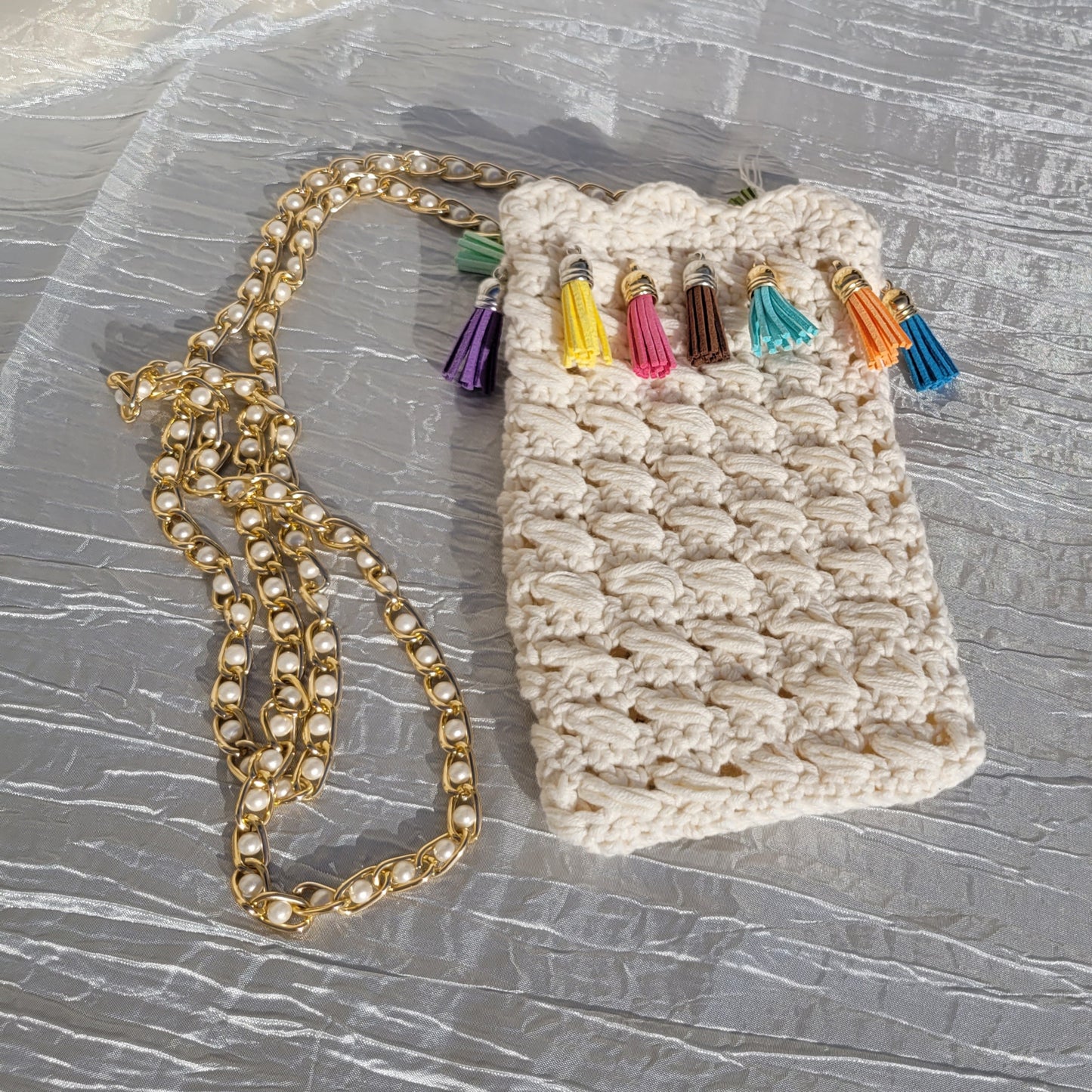 210-Pochette blanc crème à glands multicolores