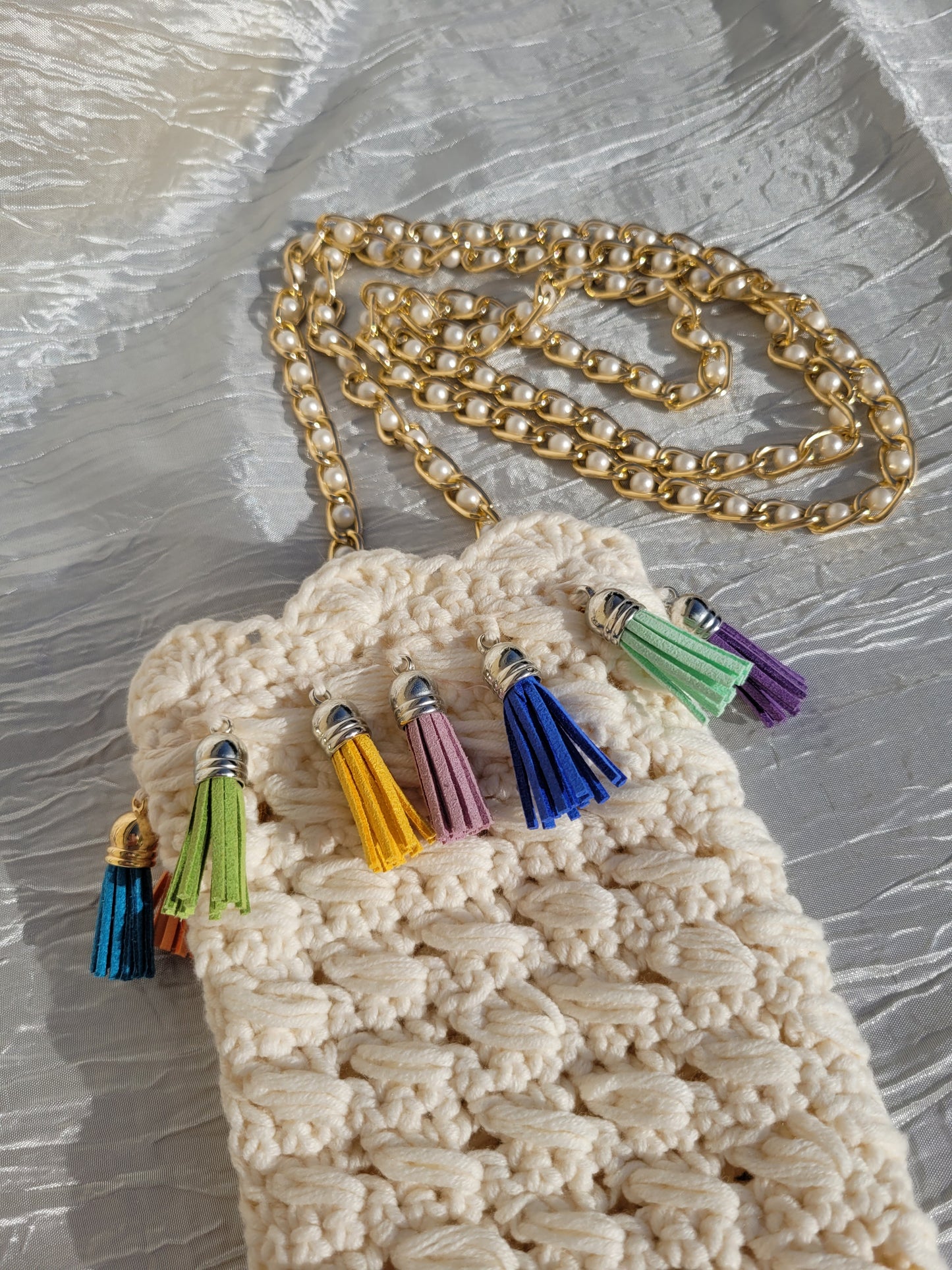 210-Pochette blanc crème à glands multicolores