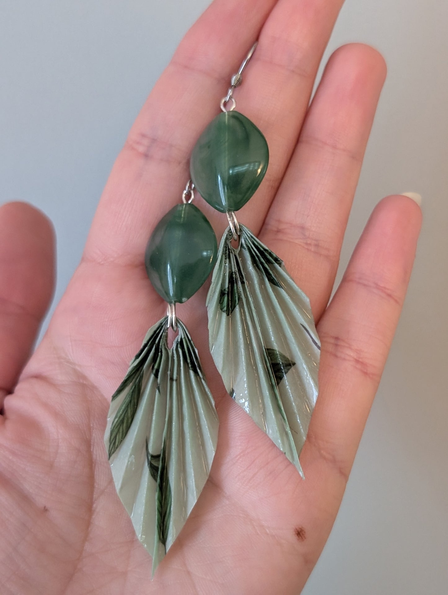 253-Boucles origami feuilles vertes et perle
