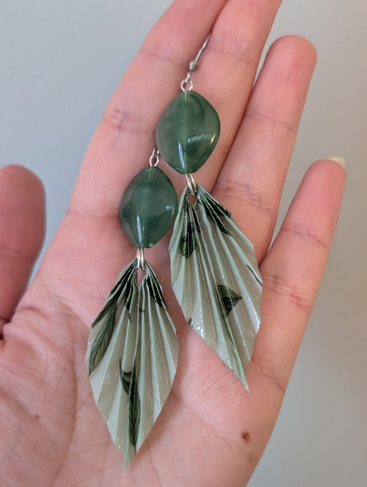253-Boucles origami feuilles vertes et perle