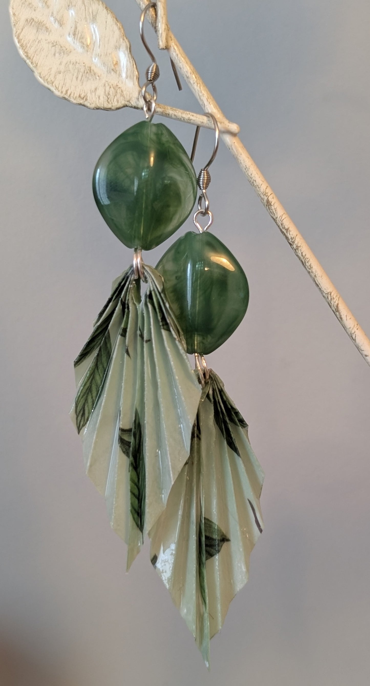 253-Boucles origami feuilles vertes et perle